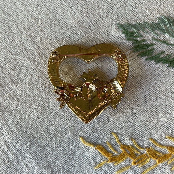 Thankful Heart gold-toned, heart shaped fruit basket brooch - Picture 3 of 6